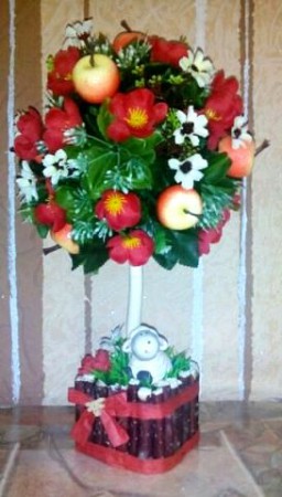 Яблонька в цвету с символом 2015 года