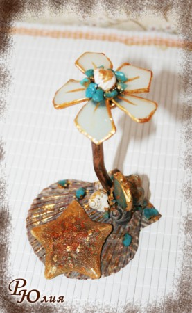 Изящный цветок ручной работы. изготовленный из стекла отшлифованного морскими волнами.