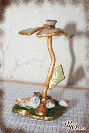 Изящный цветок ручной работы. изготовленный из стекла отшлифованного морскими волнами.