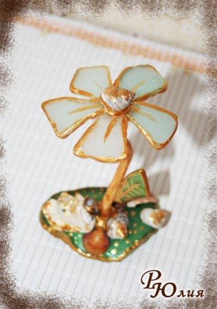 Изящный цветок ручной работы. изготовленный из стекла отшлифованного морскими волнами.
